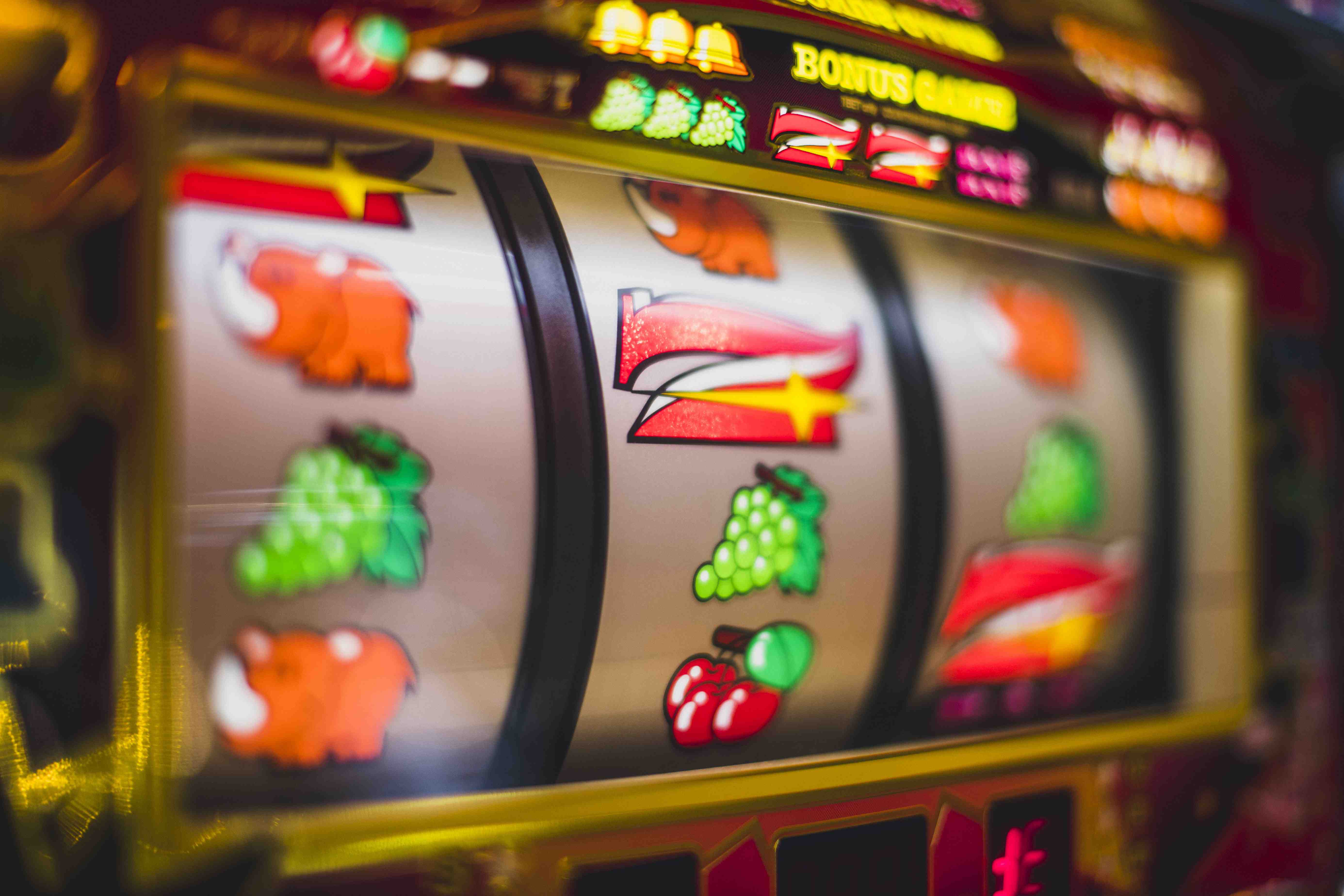 salot game Sportsbook – Football ပွဲကြည့်ရင်း Live Bet ကစားနေသော မြင်ကွင်း